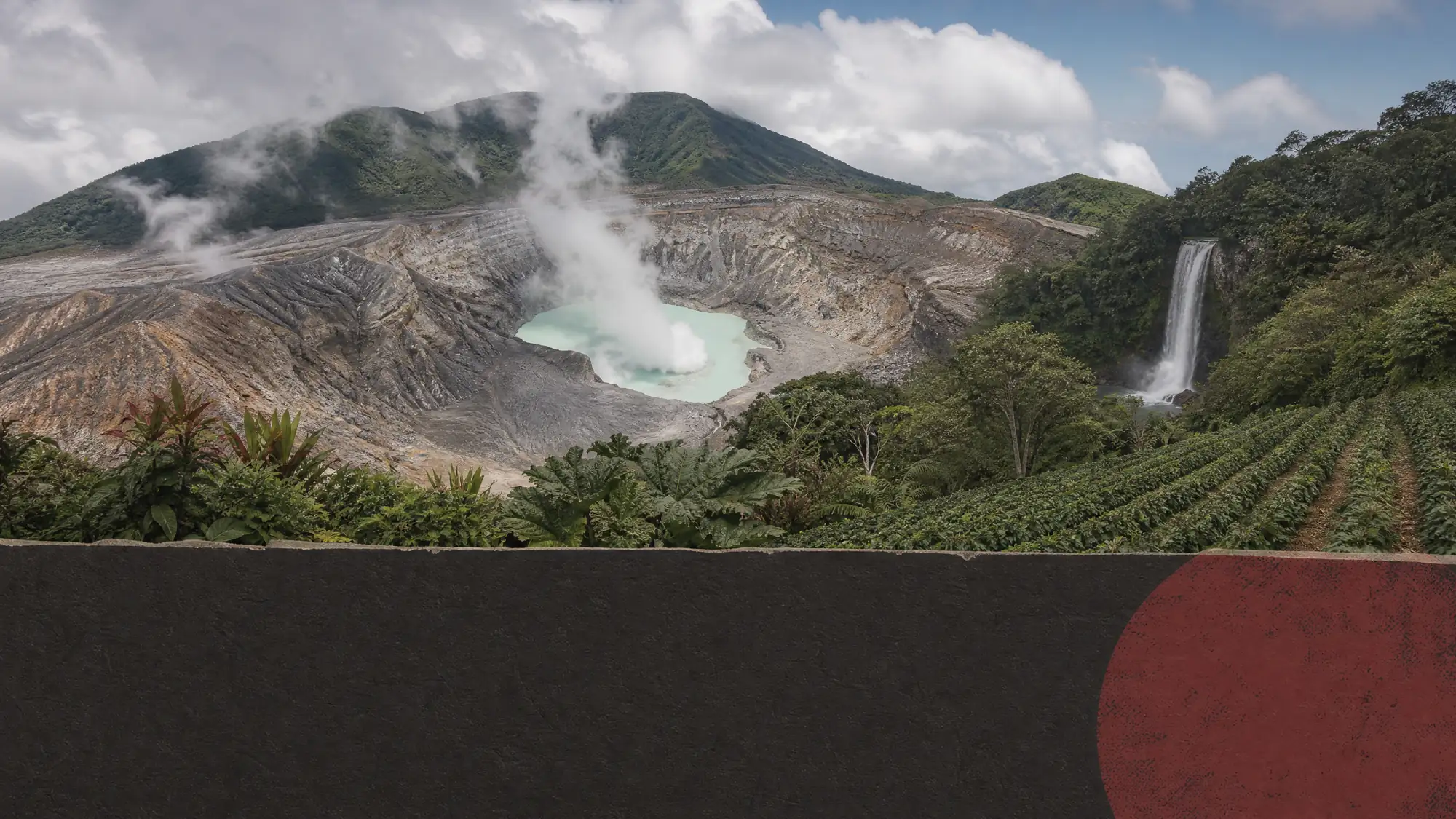 Diese Ganztagestour kombiniert den Poás-Vulkan, die Kaffeeplantage Doka Estate und La Paz Waterfall Gardens zu einem 10- bis 12-stündigen Programm.