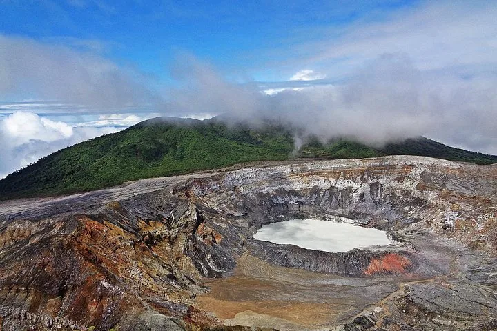 Weitblick auf den beeindruckenden Krater des Poás-Vulkans mit nebligen Wolken